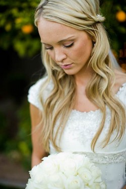 bride-with-loose-natural-hairstyle-250x375